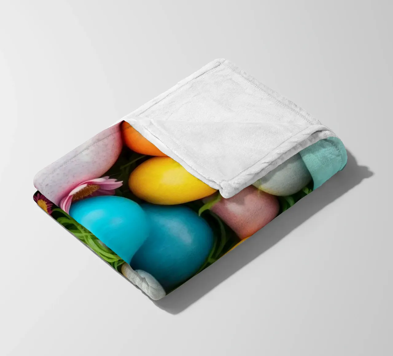Uova di Pasqua colorate e fiori disposti in una vivace atmosfera primaverile coperta in pile da DesignDoodle