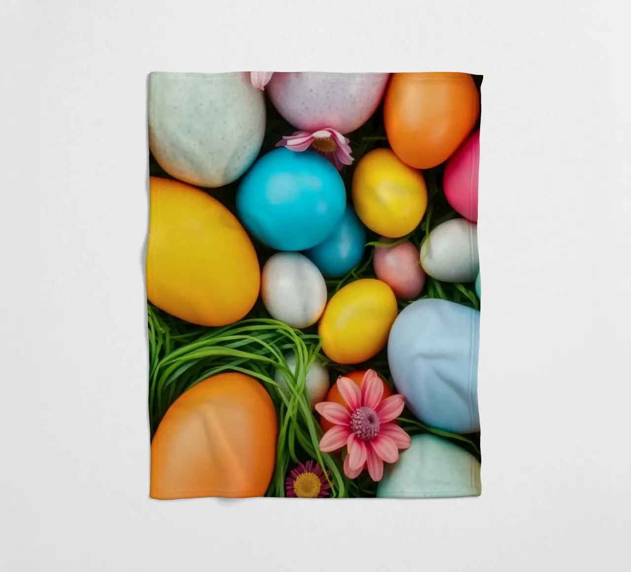 Uova di Pasqua colorate e fiori disposti in una vivace atmosfera primaverile coperta in pile da DesignDoodle