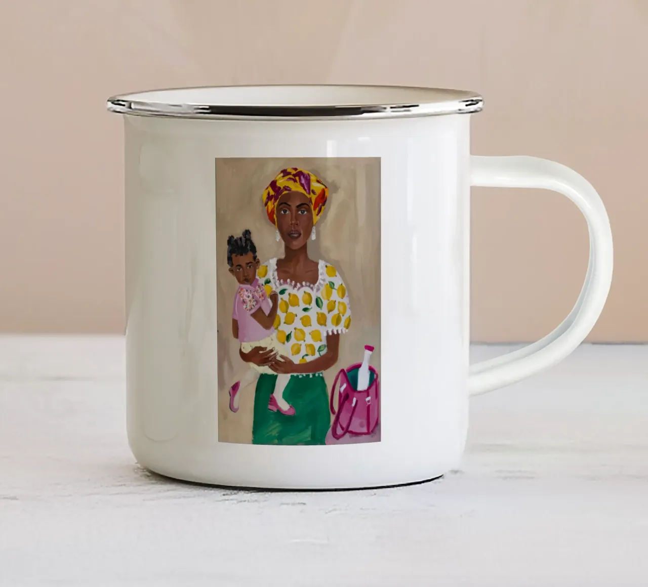 Abbraccio floreale materno tazza in smalto da Ebony Carpenter