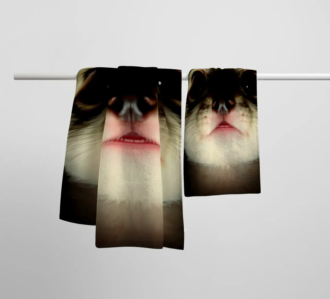 Animale carino, piccolo e spaventoso, con grandi orecchie illuminate asciugamano da bagno da DesignDoodle