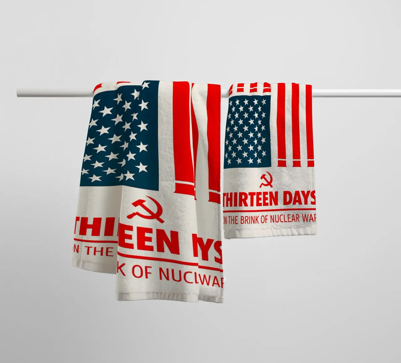 Thirteen Days Print asciugamano da bagno da MoviesArt