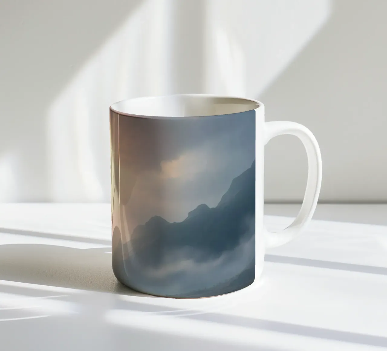 La luz del sol se abre paso entre las nubes iluminando un tranquilo valle taza de cerámica de DesignDoodle