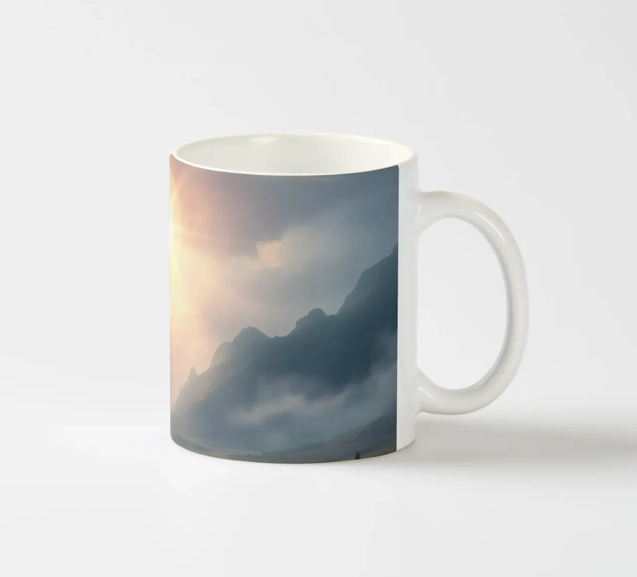 La luz del sol se abre paso entre las nubes iluminando un tranquilo valle taza de cerámica de DesignDoodle