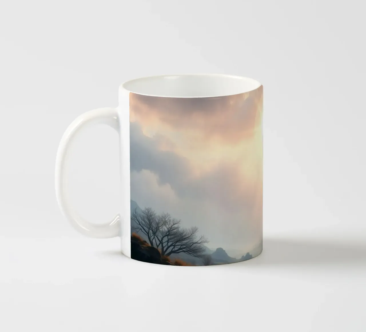 La luz del sol se abre paso entre las nubes iluminando un tranquilo valle taza de cerámica de DesignDoodle