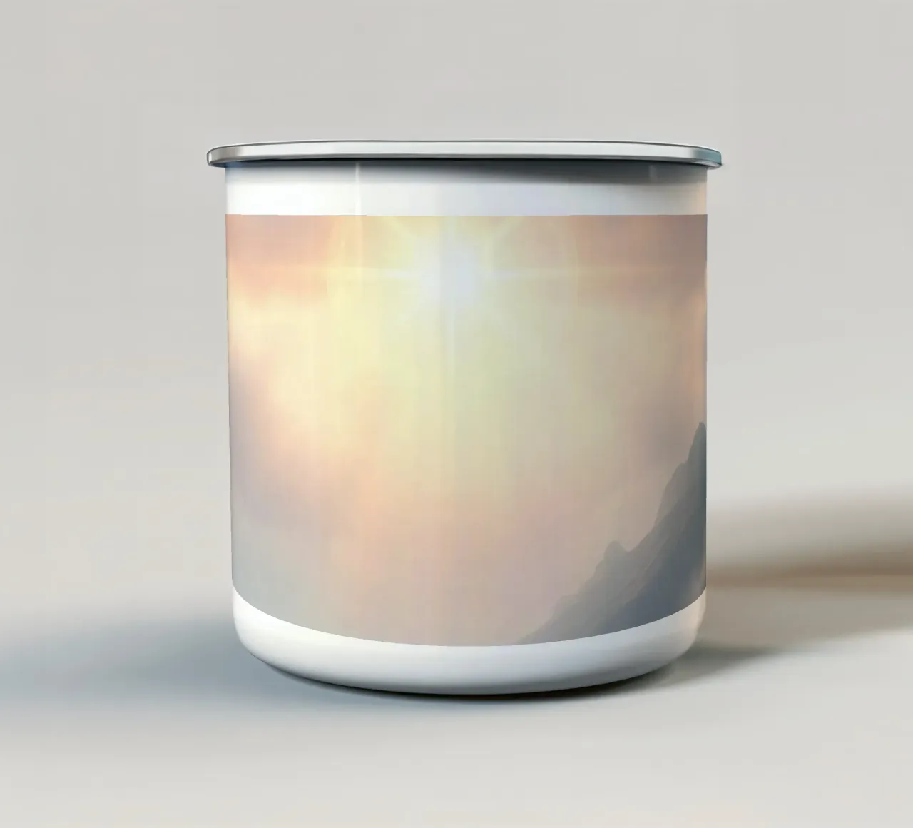 La luce del sole attraversa le nuvole illuminando una valle tranquilla tazza in smalto da DesignDoodle