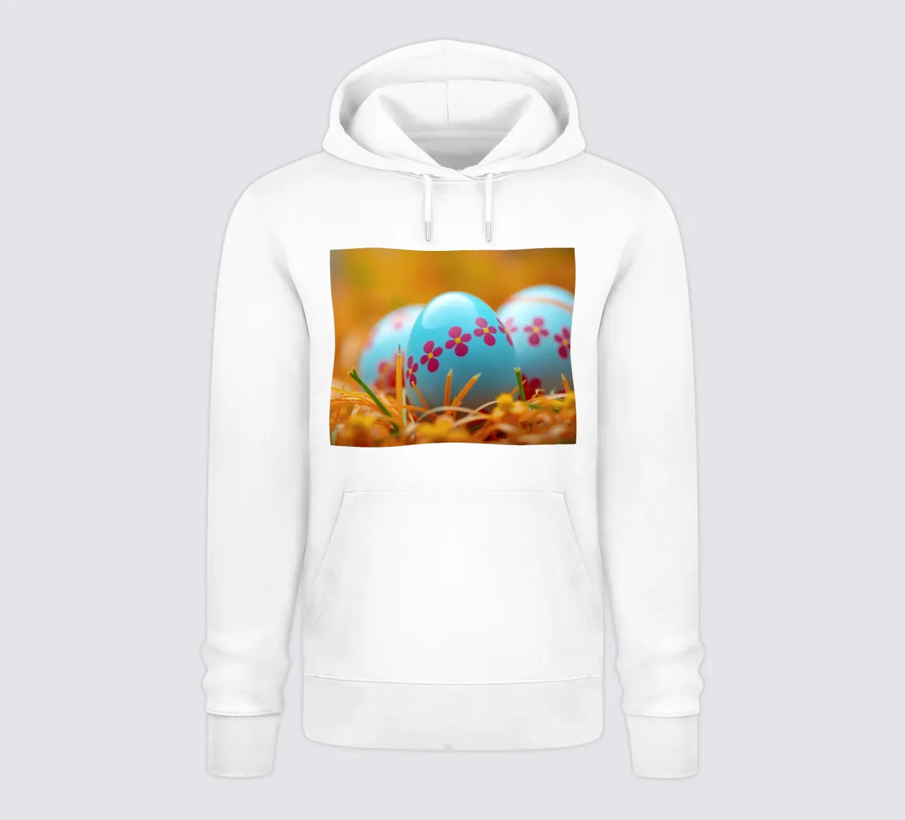 Uova decorate e colorate immerse in un'erba arancione e vivace. felpa con cappuccio da DesignDoodle