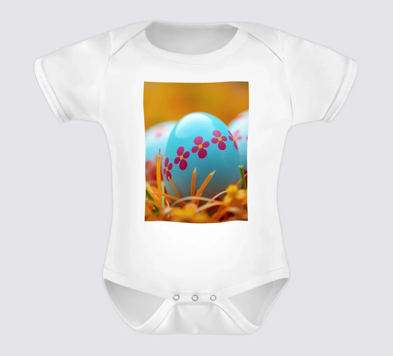 Uova decorate e colorate immerse in un'erba arancione e vivace. body neonato maniche corte da DesignDoodle