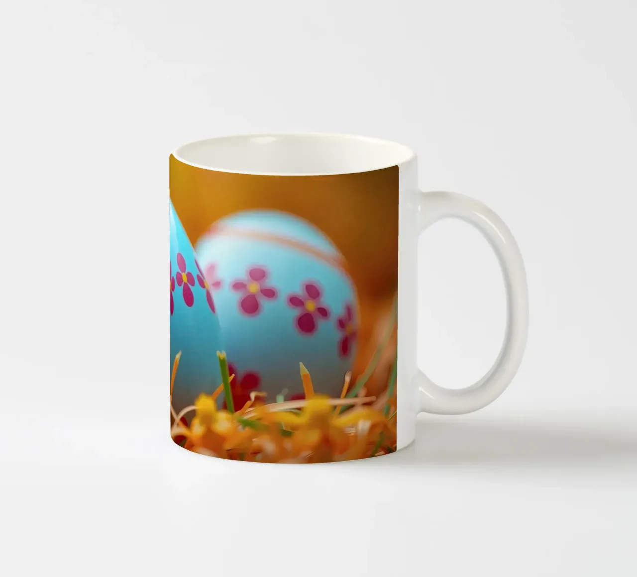 Uova decorate e colorate immerse in un'erba arancione e vivace. tazza in ceramica da DesignDoodle