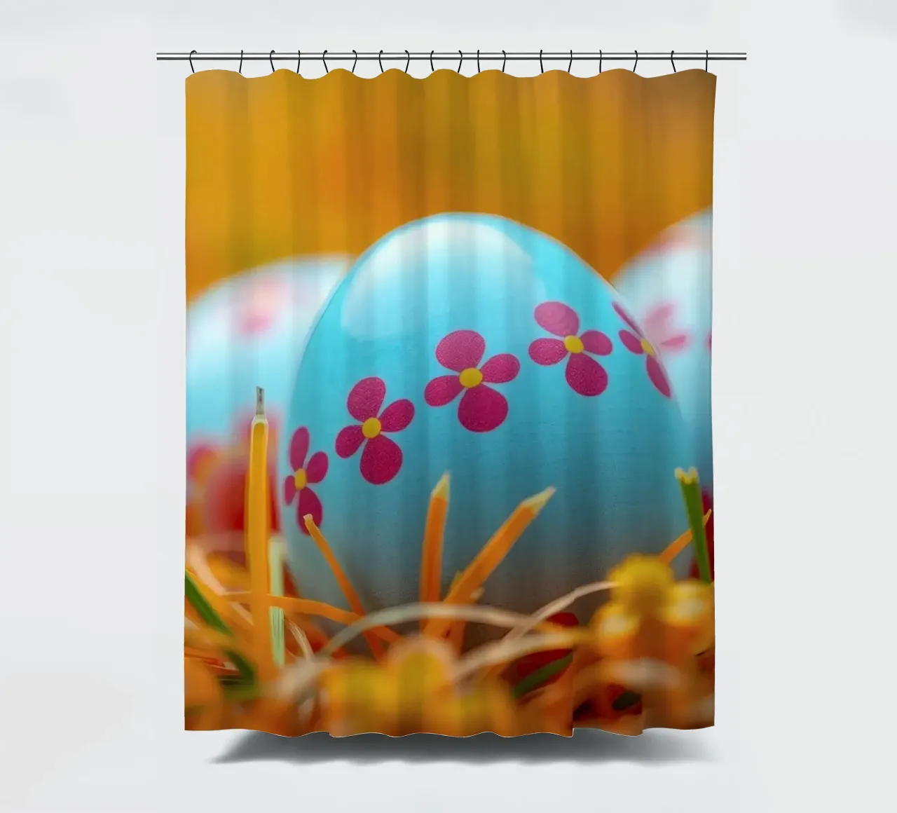 Uova decorate e colorate immerse in un'erba arancione e vivace. tenda da doccia da DesignDoodle
