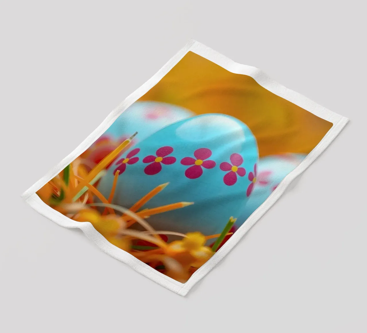 Uova decorate e colorate immerse in un'erba arancione e vivace. coperta in pile da DesignDoodle