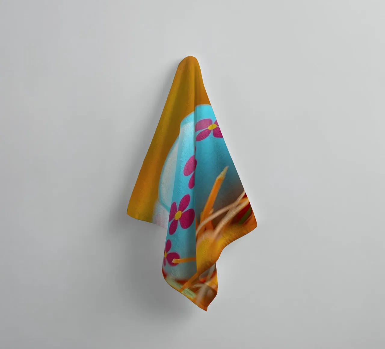 Uova decorate e colorate immerse in un'erba arancione e vivace. asciugamano da bagno da DesignDoodle