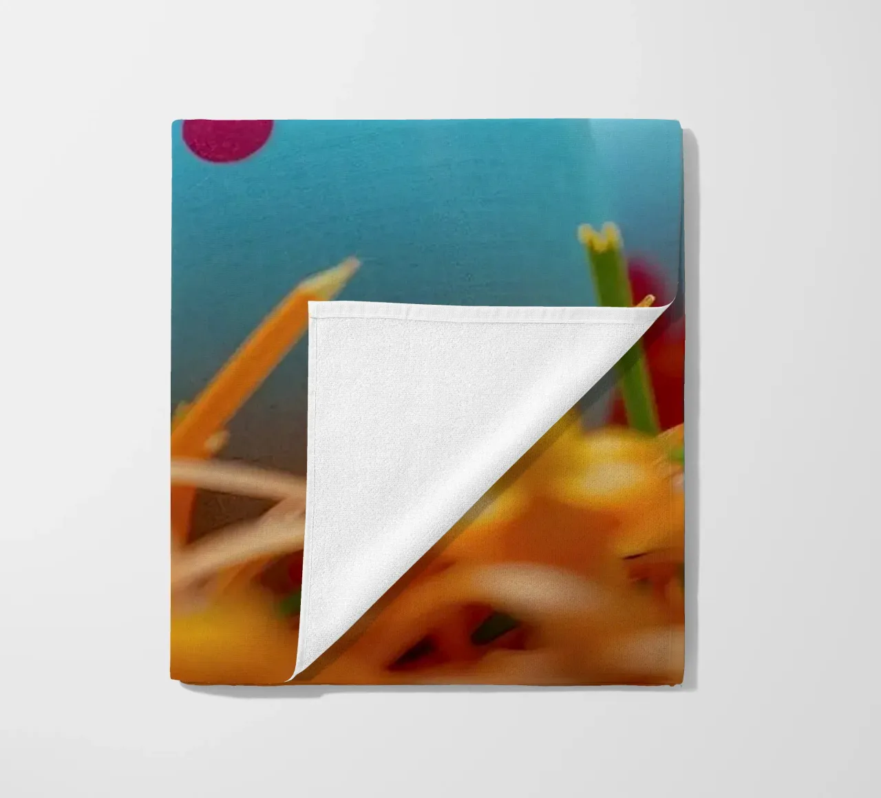 Uova decorate e colorate immerse in un'erba arancione e vivace. telo mare da DesignDoodle