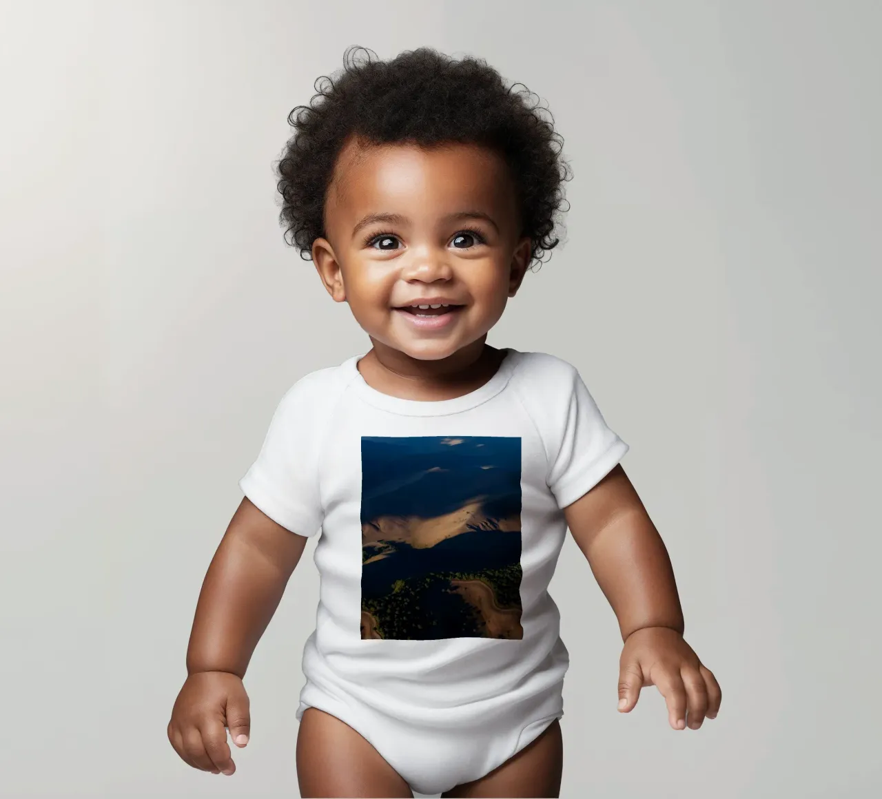 Vue aérienne à couper le souffle des collines et des routes sinueuses body bébé de DesignDoodle
