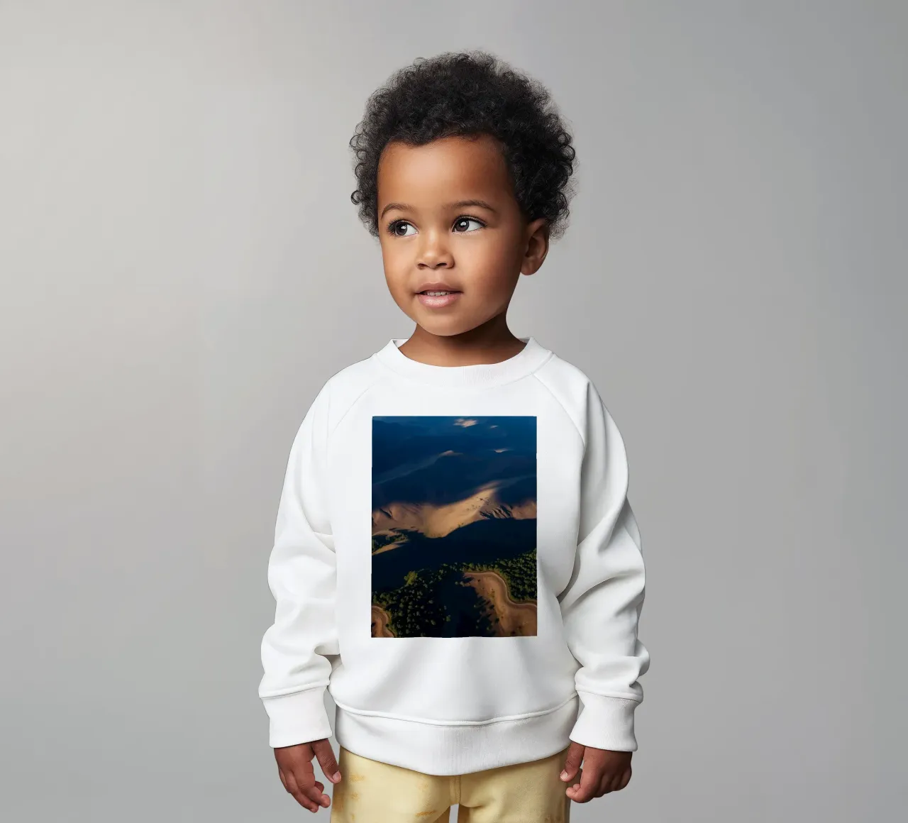 Vue aérienne à couper le souffle des collines et des routes sinueuses sweat pour bébé de DesignDoodle