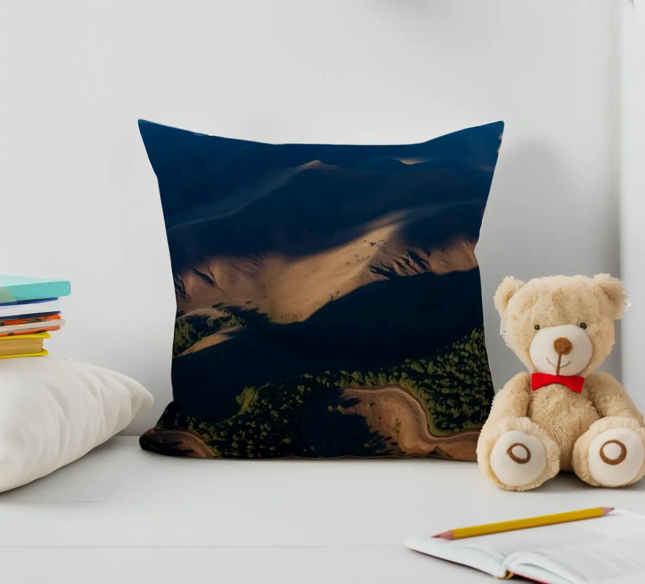 Vue aérienne à couper le souffle des collines et des routes sinueuses coussin de DesignDoodle