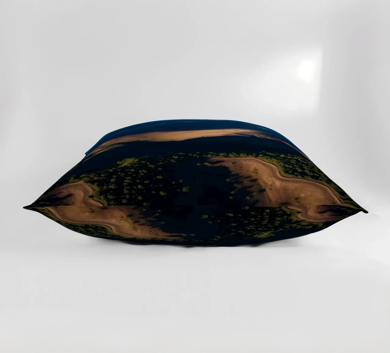 Vue aérienne à couper le souffle des collines et des routes sinueuses coussin de DesignDoodle