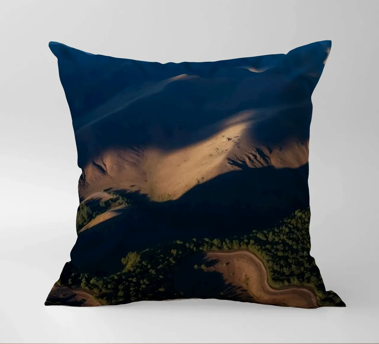 Vue aérienne à couper le souffle des collines et des routes sinueuses coussin de DesignDoodle