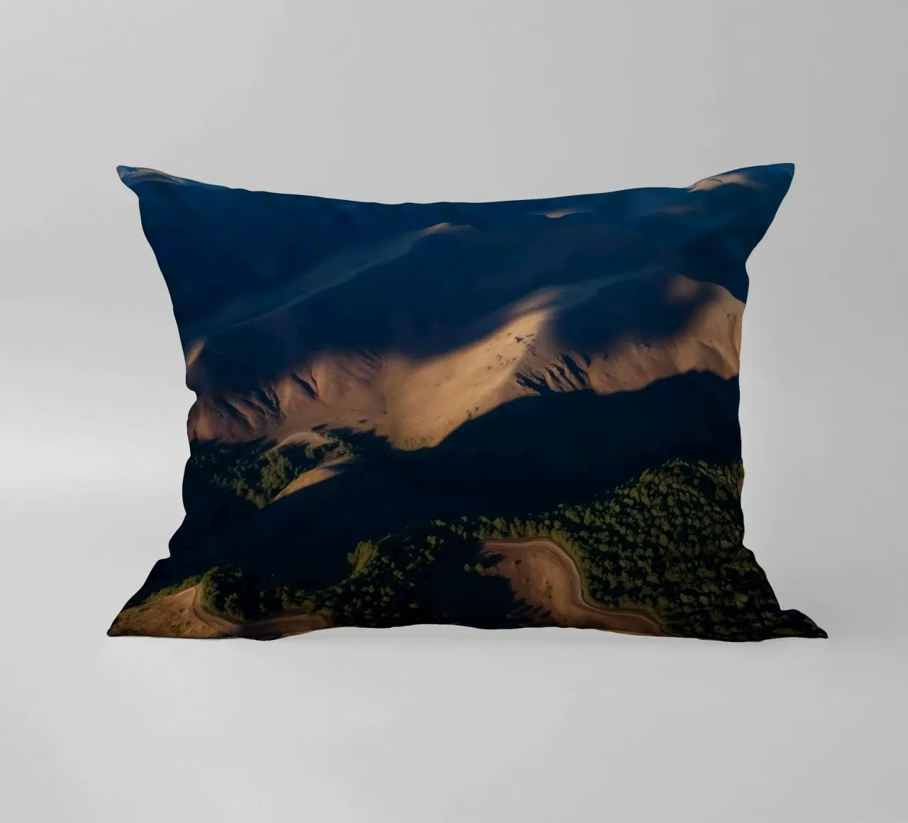 Vue aérienne à couper le souffle des collines et des routes sinueuses coussin de DesignDoodle