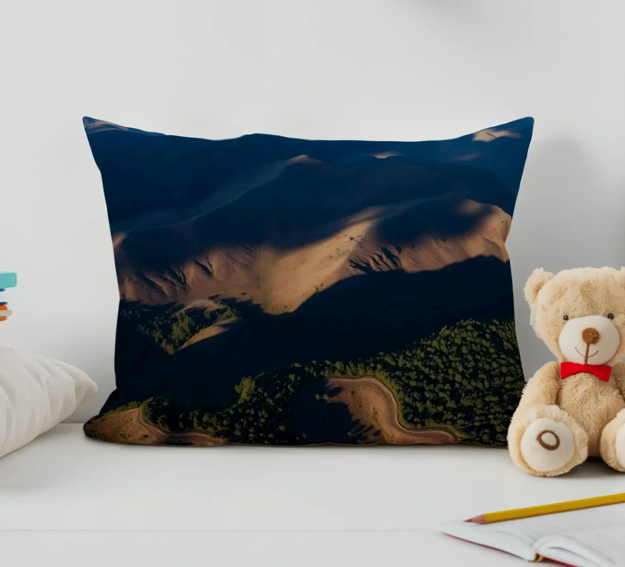 Vue aérienne à couper le souffle des collines et des routes sinueuses coussin de DesignDoodle