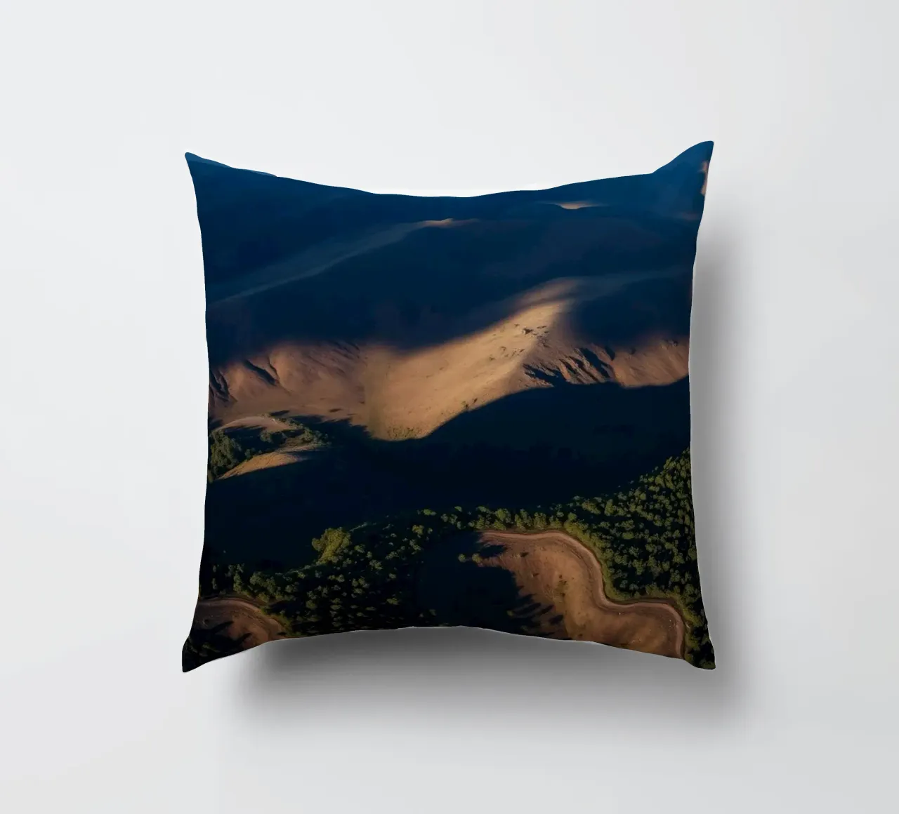 Vue aérienne à couper le souffle des collines et des routes sinueuses coussin de DesignDoodle