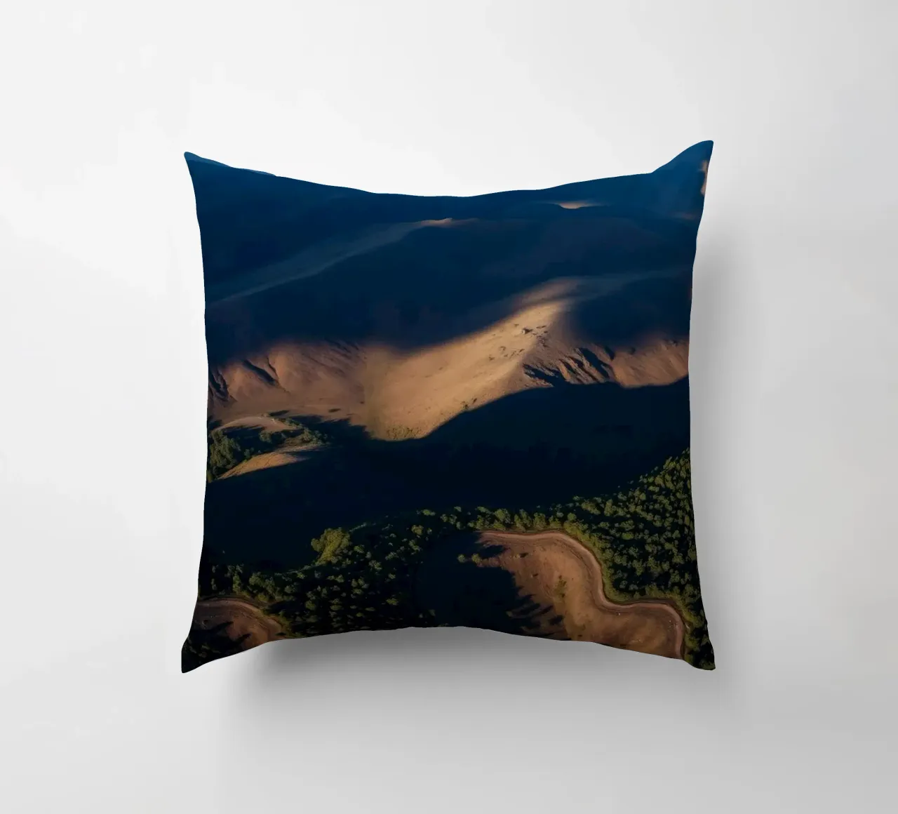 Vue aérienne à couper le souffle des collines et des routes sinueuses coussin de DesignDoodle