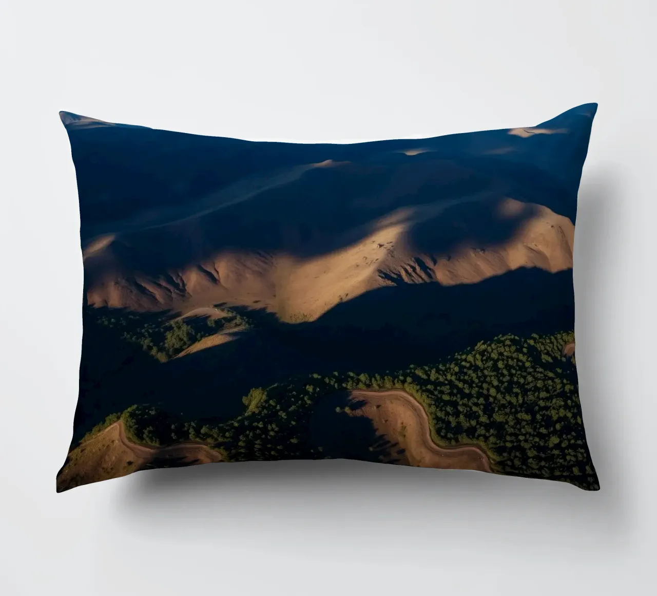 Vue aérienne à couper le souffle des collines et des routes sinueuses coussin de DesignDoodle