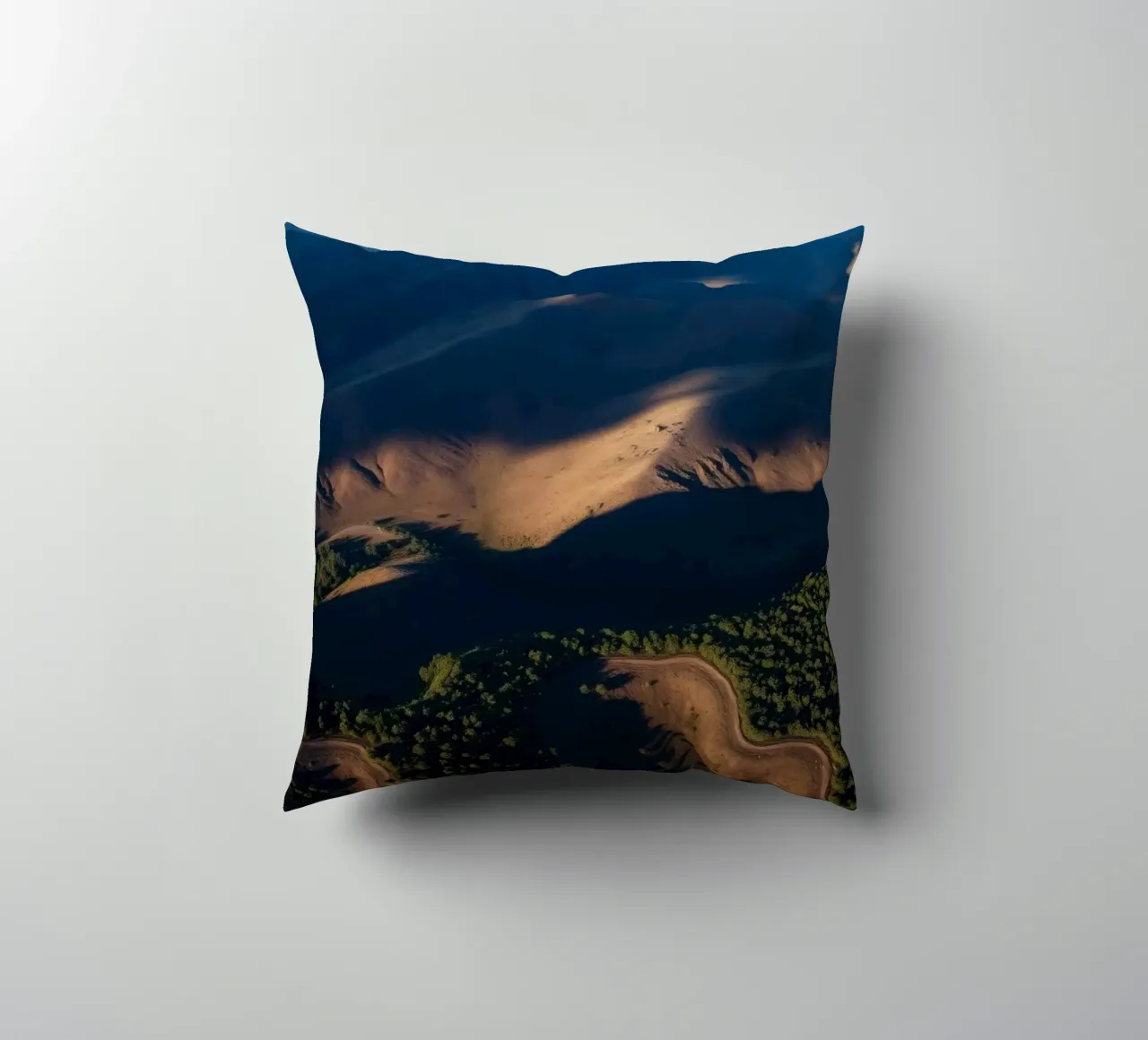 Vue aérienne à couper le souffle des collines et des routes sinueuses coussin de DesignDoodle