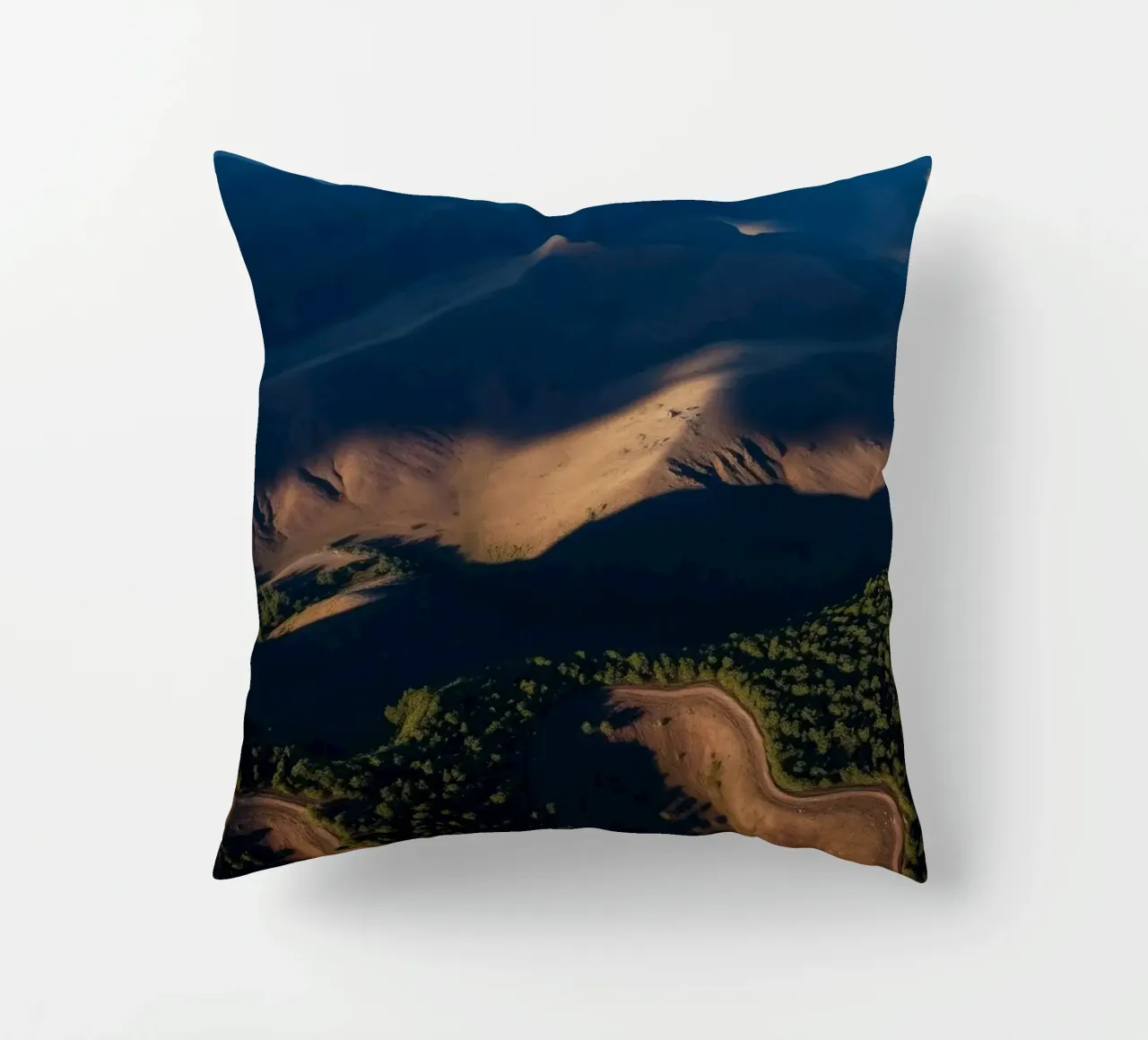 Vue aérienne à couper le souffle des collines et des routes sinueuses coussin de DesignDoodle