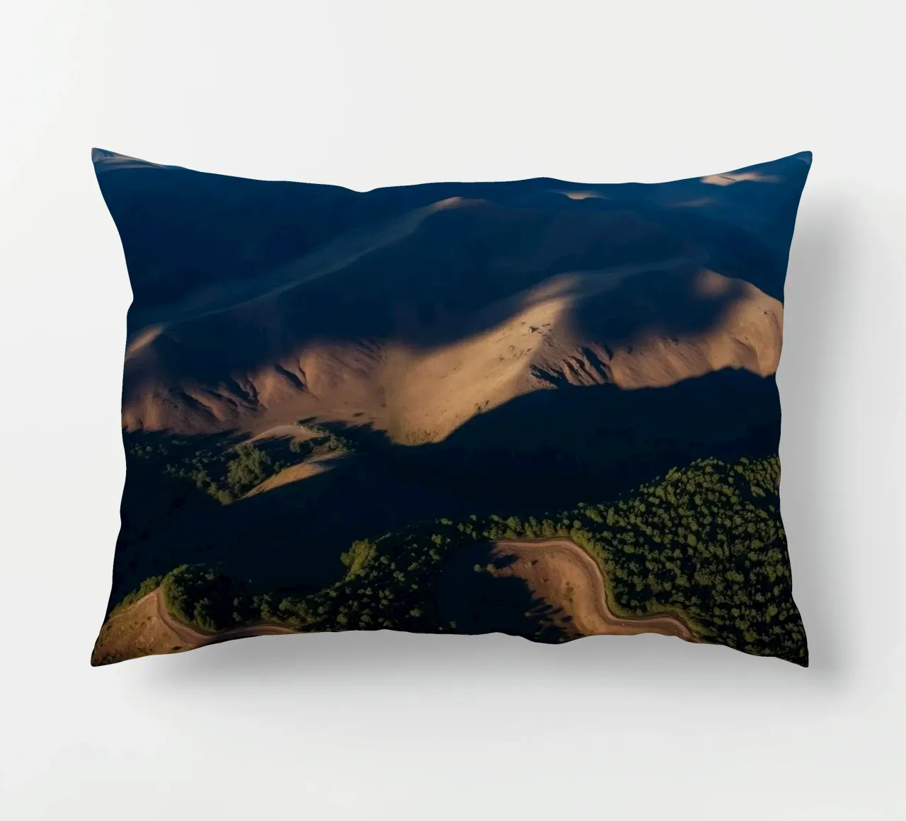Vue aérienne à couper le souffle des collines et des routes sinueuses coussin de DesignDoodle
