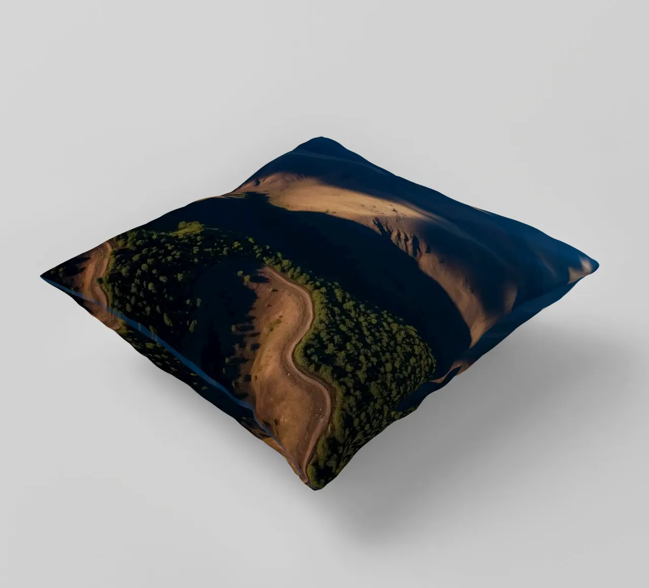 Vue aérienne à couper le souffle des collines et des routes sinueuses coussin de DesignDoodle
