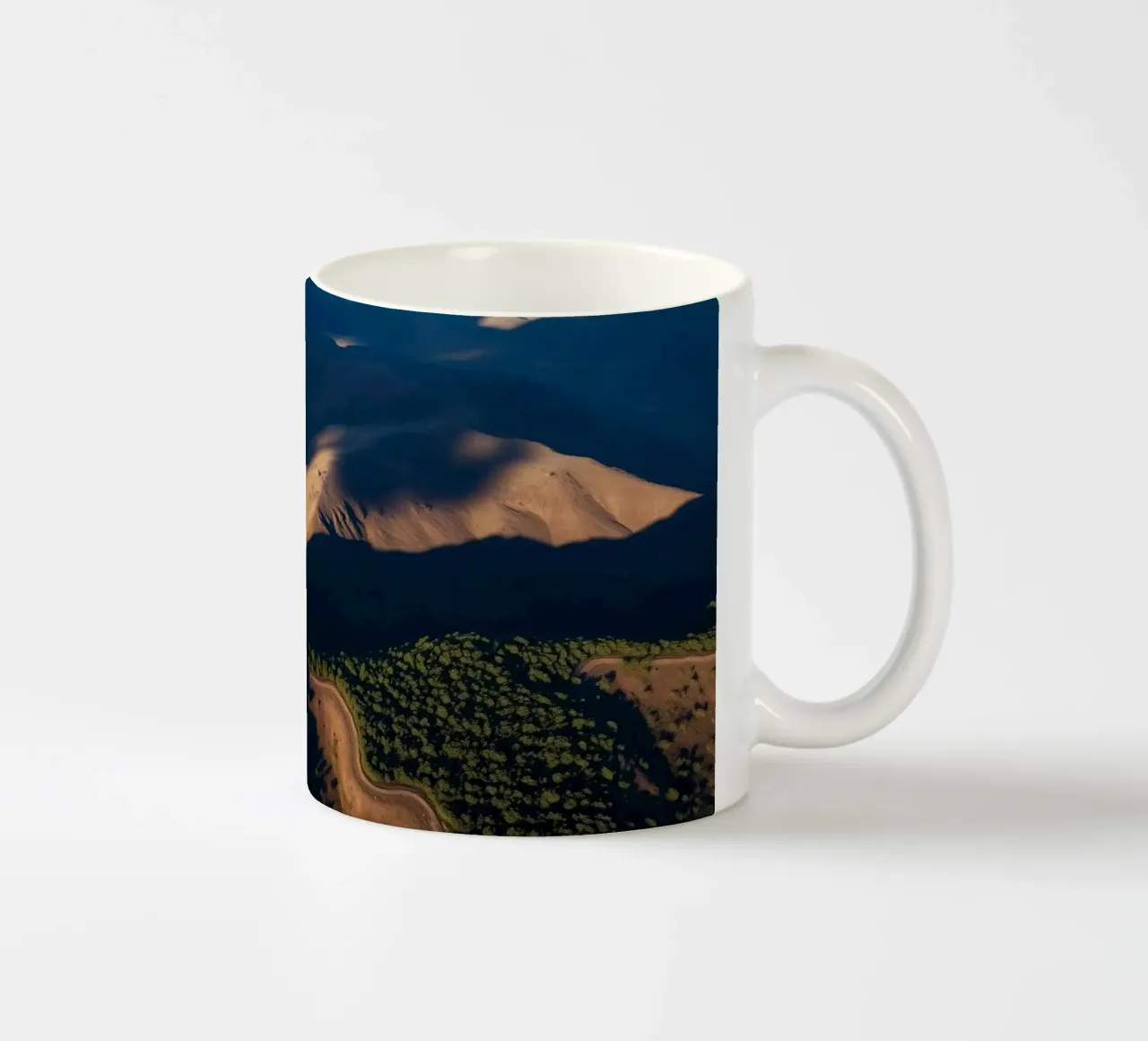 Vue aérienne à couper le souffle des collines et des routes sinueuses mug en céramique de DesignDoodle