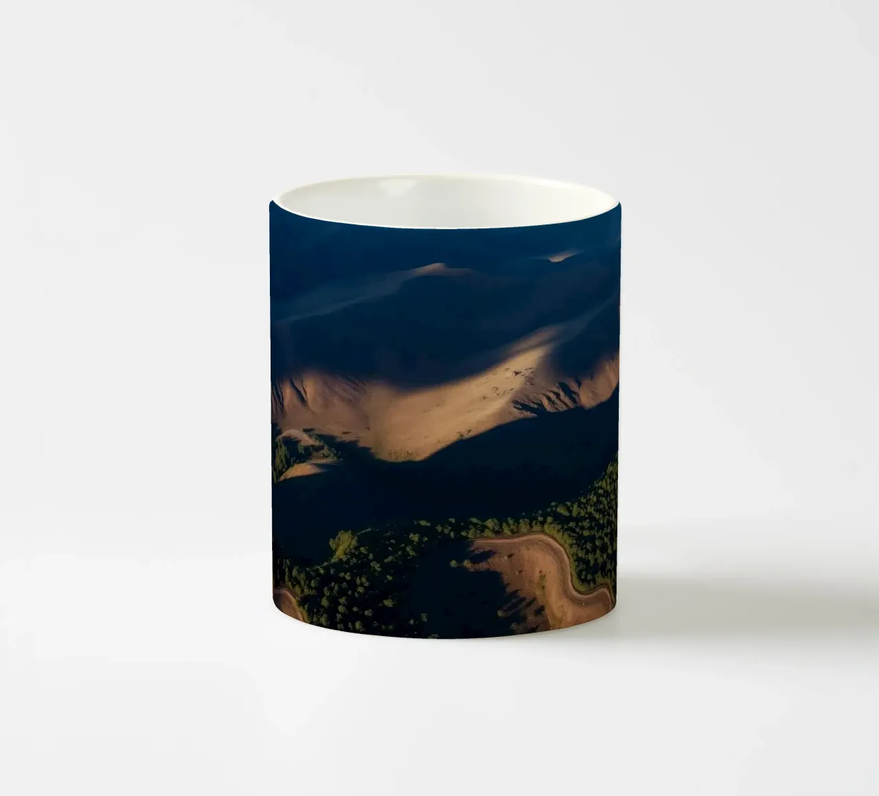 Vue aérienne à couper le souffle des collines et des routes sinueuses mug en céramique de DesignDoodle