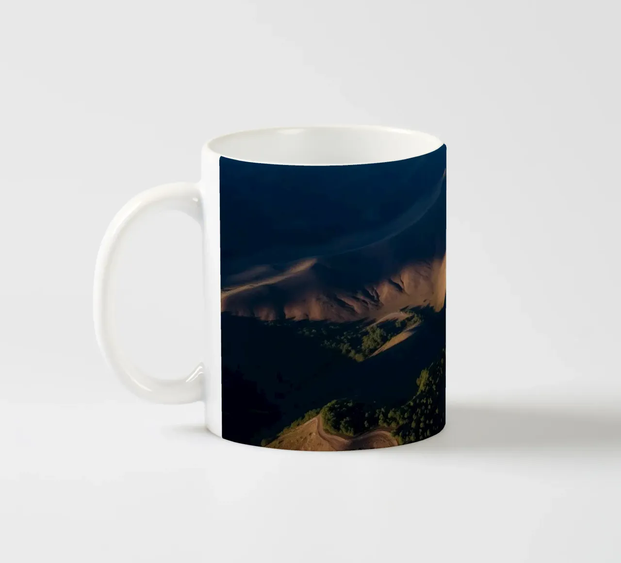 Vue aérienne à couper le souffle des collines et des routes sinueuses mug en céramique de DesignDoodle