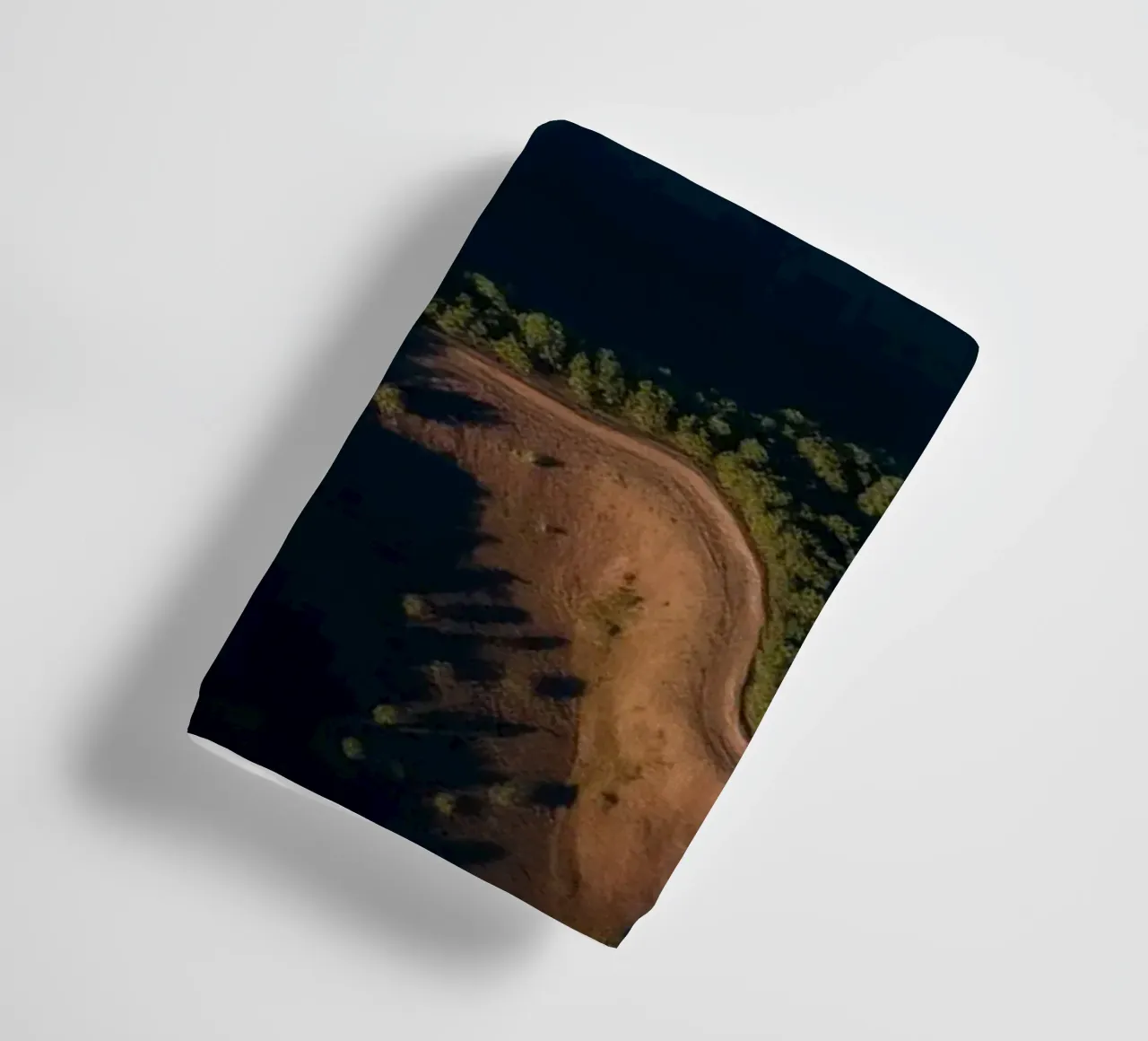 Vue aérienne à couper le souffle des collines et des routes sinueuses serviette de bain de DesignDoodle