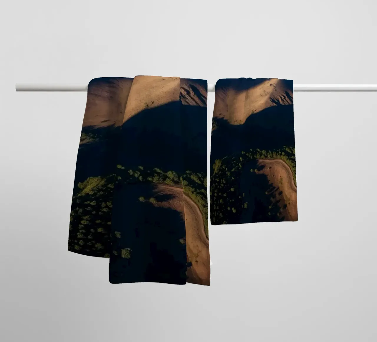 Vue aérienne à couper le souffle des collines et des routes sinueuses serviette de bain de DesignDoodle