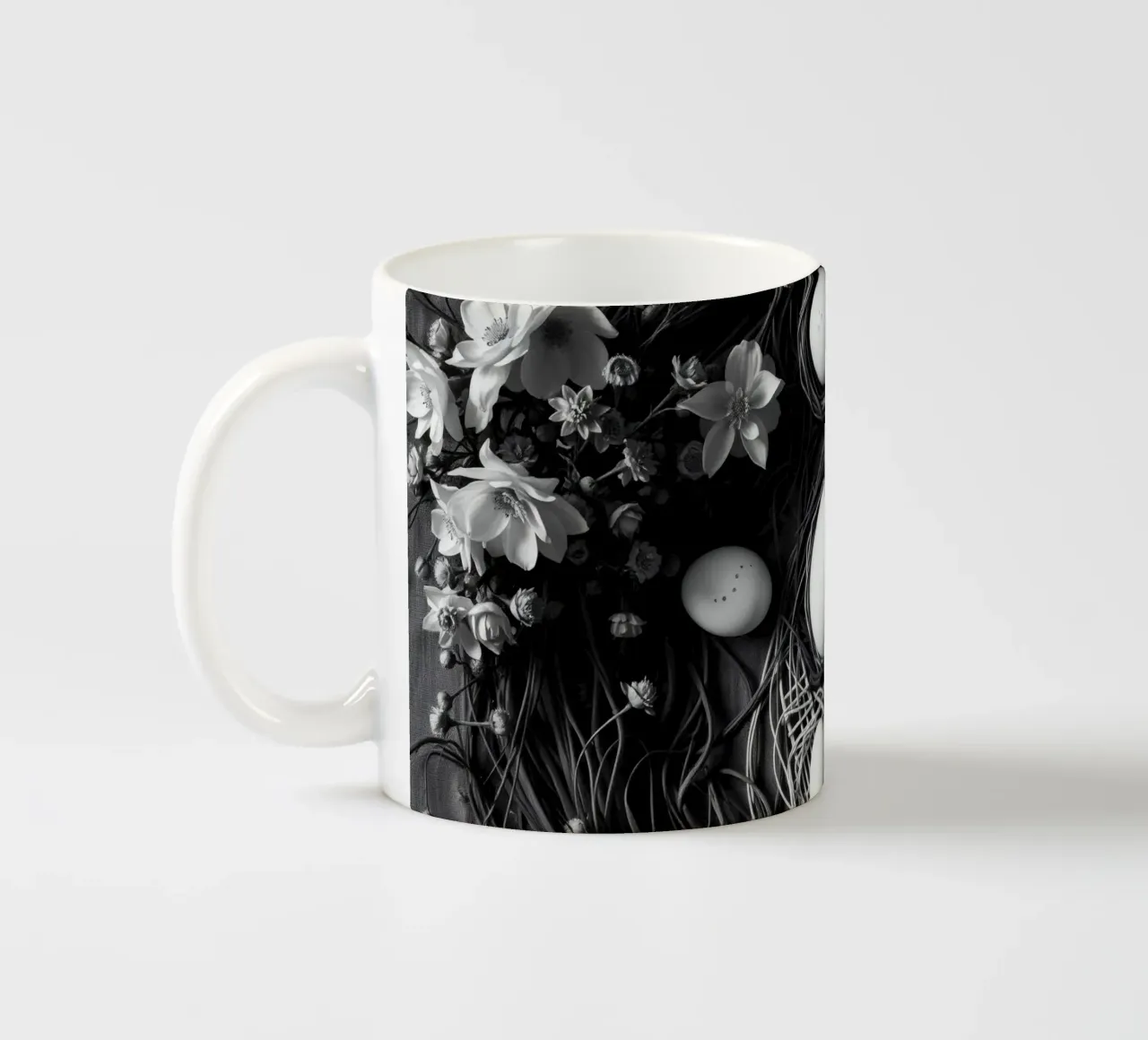 Arrangement élégant d'œufs et de fleurs dans un cadre naturel mug en céramique de DesignDoodle