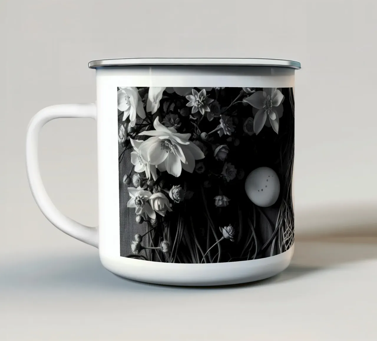 Elegante composizione di uova e fiori in un ambiente naturale tazza in smalto da DesignDoodle