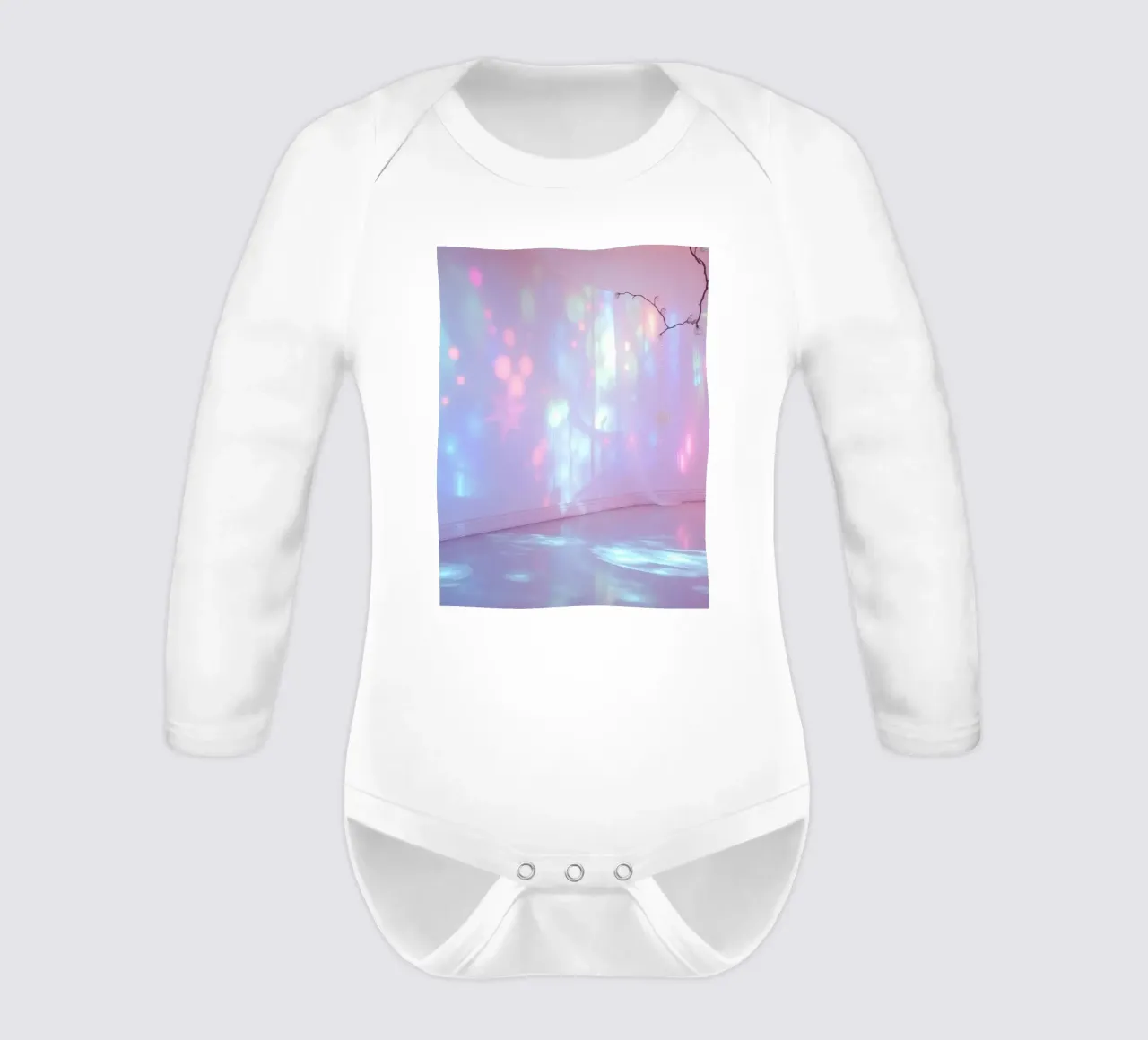 Farbenfrohe Lichtprojektionen schaffen eine ätherische Atmosphäre im Langarm Babybody von DesignDoodle