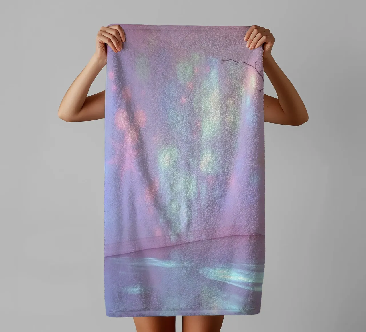 Le proiezioni di luce colorata creano un'atmosfera eterea in asciugamano da bagno da DesignDoodle