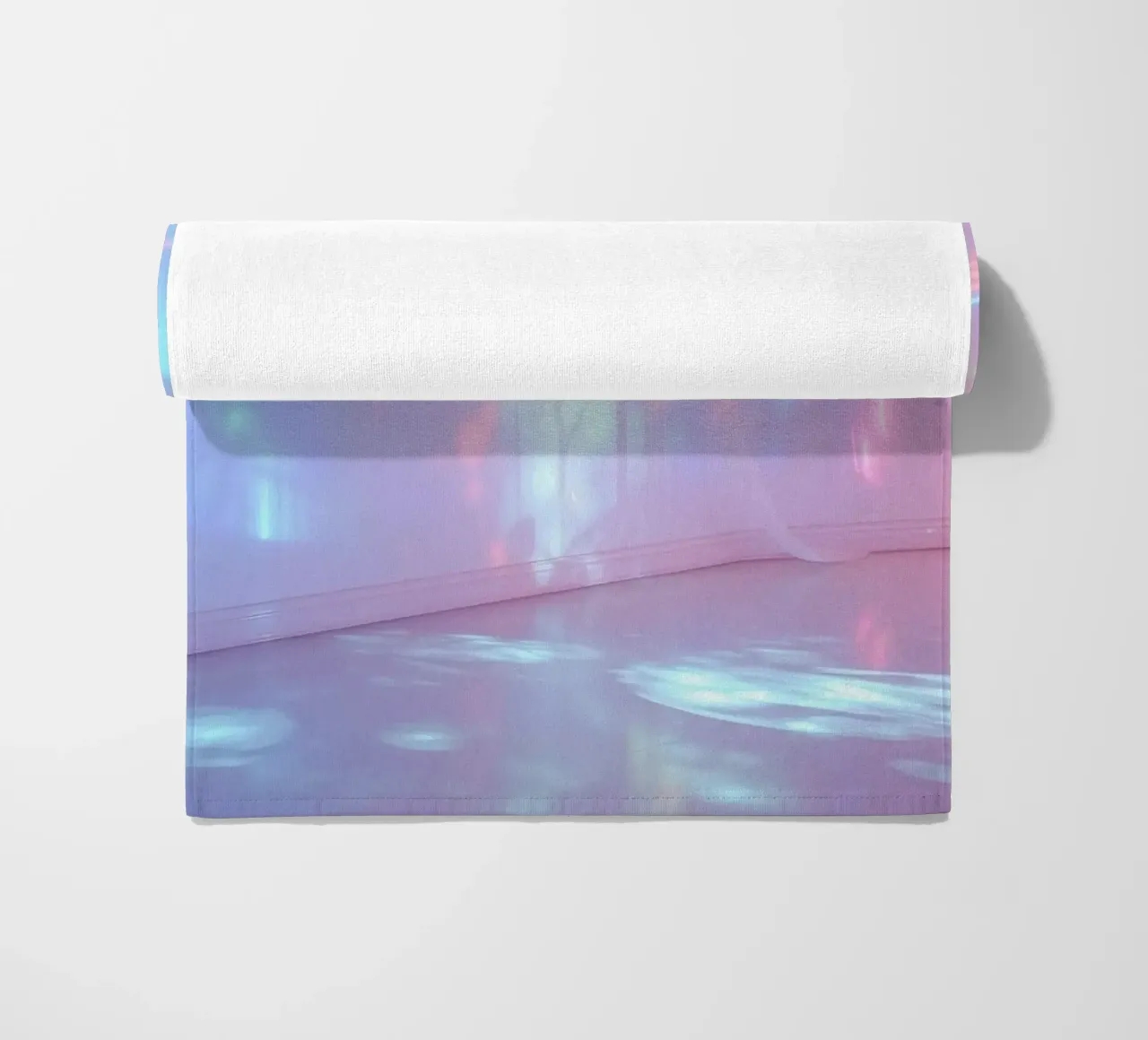 Le proiezioni di luce colorata creano un'atmosfera eterea in telo mare da DesignDoodle