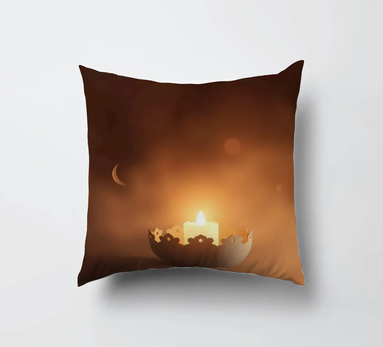 Candela a luce soffusa in un supporto ornato, circondata da un ciuffo di foglie. cuscino da DesignDoodle