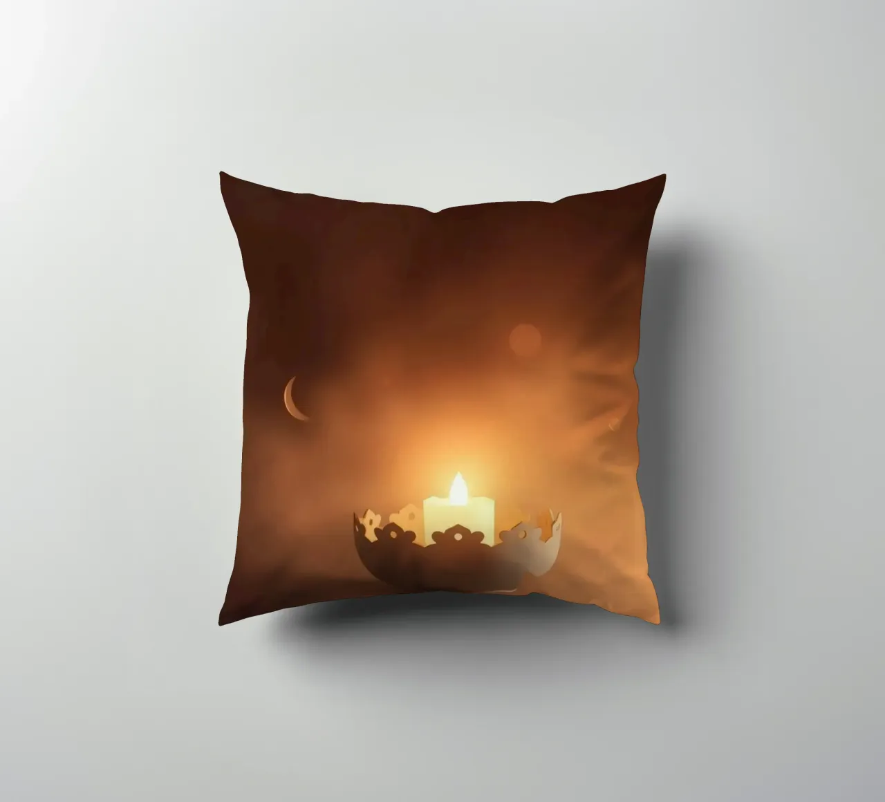 Candela a luce soffusa in un supporto ornato, circondata da un ciuffo di foglie. cuscino da DesignDoodle