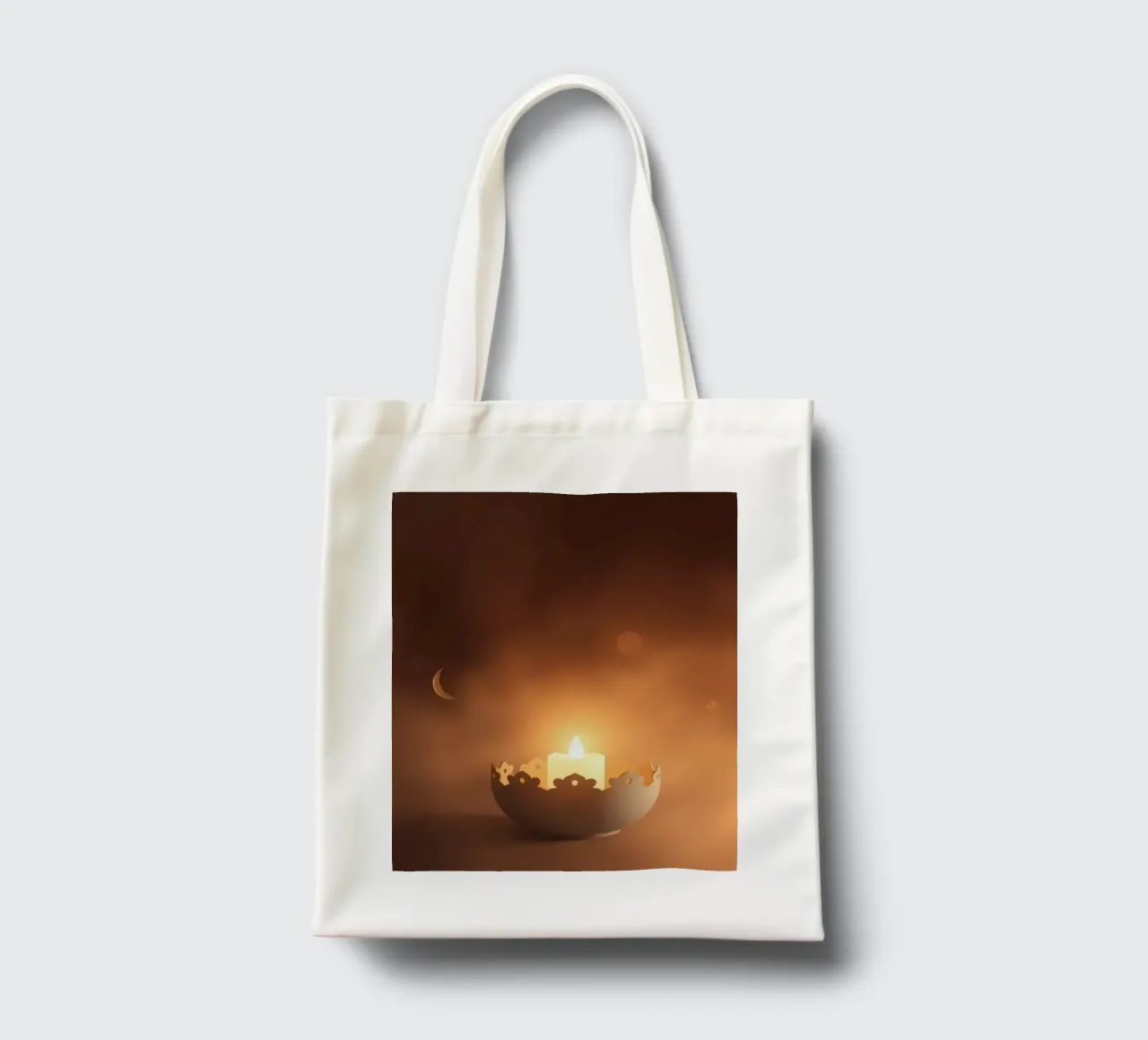 Candela a luce soffusa in un supporto ornato, circondata da un ciuffo di foglie. borsa in juta da DesignDoodle