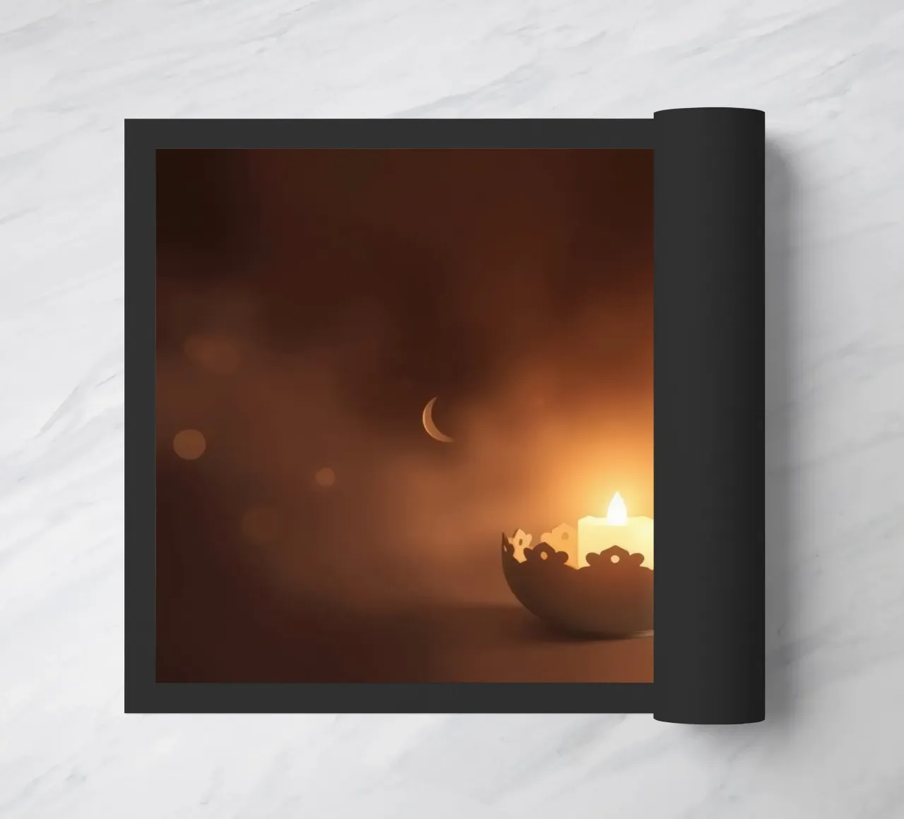 Candela a luce soffusa in un supporto ornato, circondata da un ciuffo di foglie. zerbino da DesignDoodle