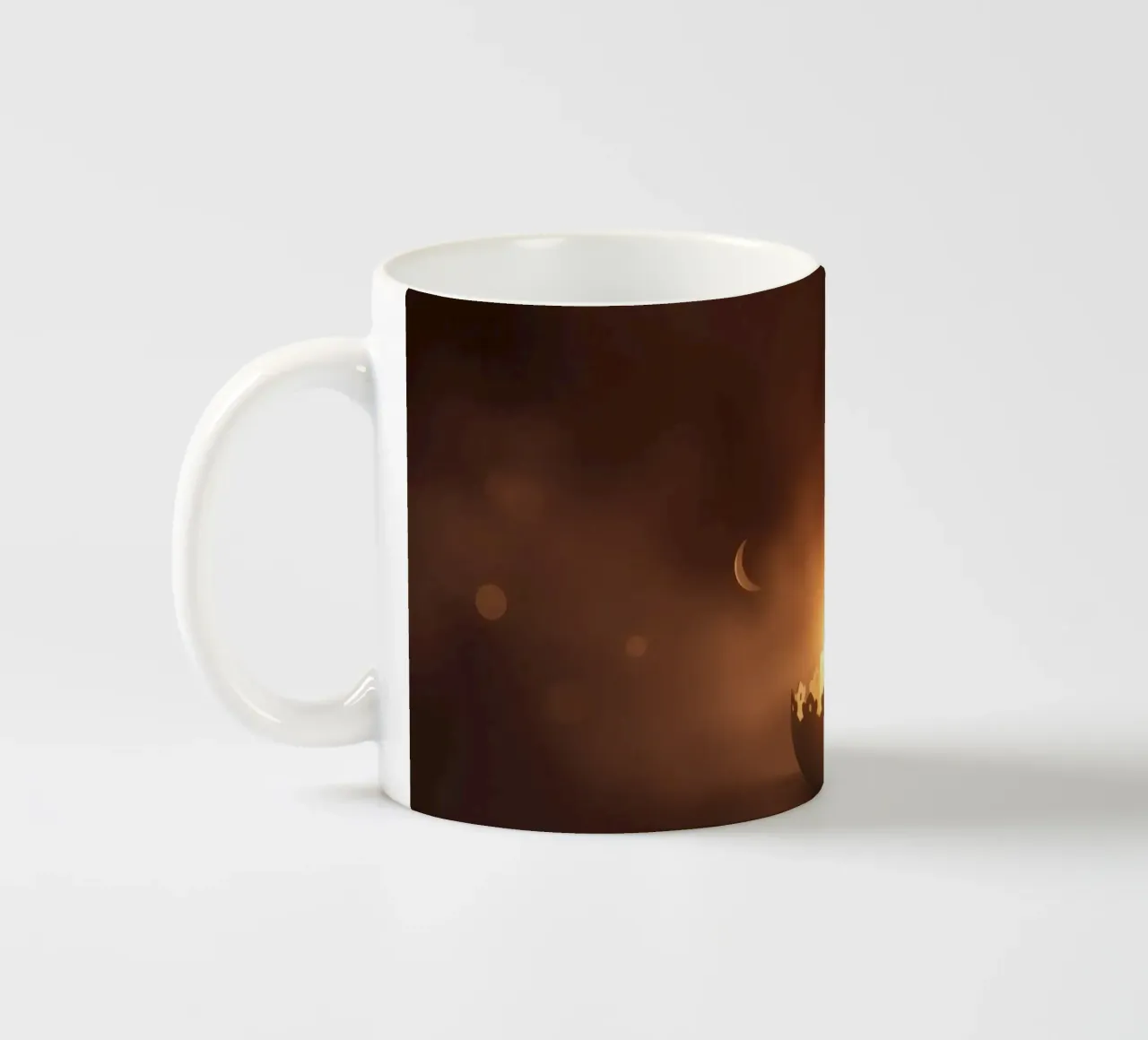 Candela a luce soffusa in un supporto ornato, circondata da un ciuffo di foglie. tazza in ceramica da DesignDoodle