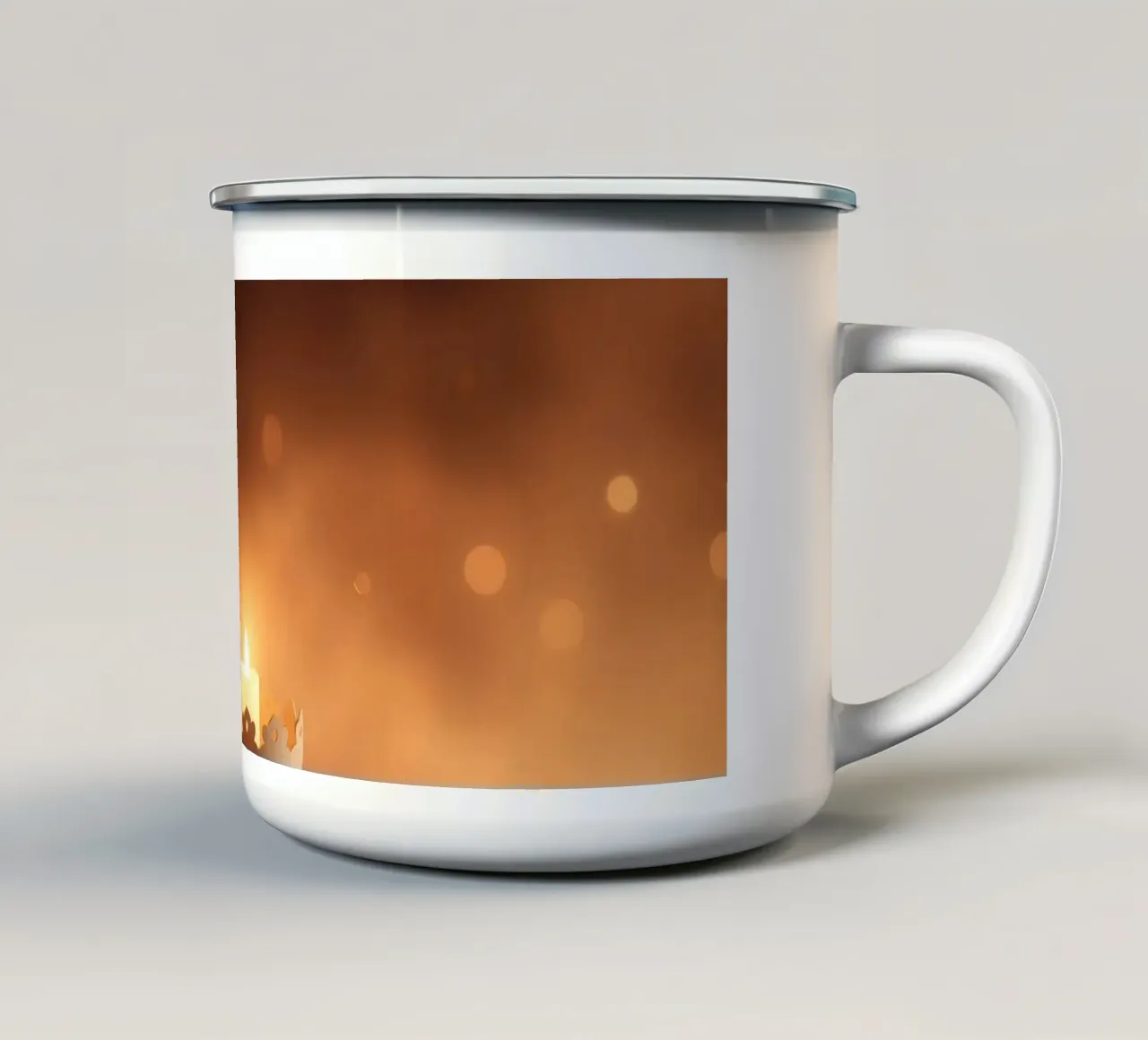 Candela a luce soffusa in un supporto ornato, circondata da un ciuffo di foglie. tazza in smalto da DesignDoodle