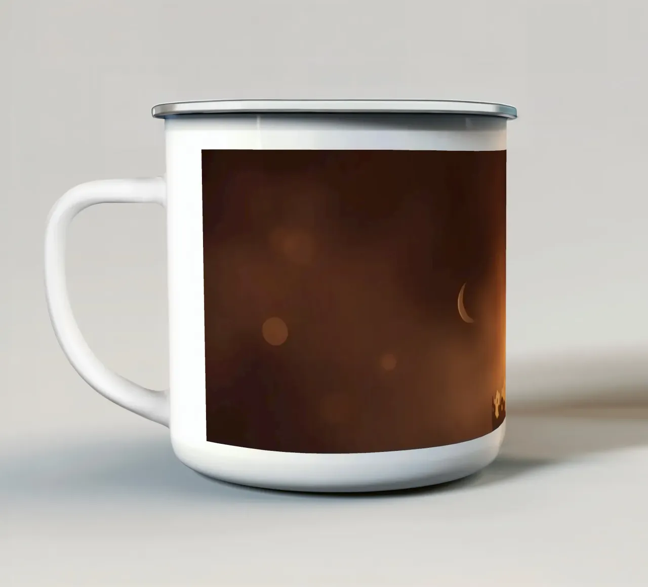 Candela a luce soffusa in un supporto ornato, circondata da un ciuffo di foglie. tazza in smalto da DesignDoodle