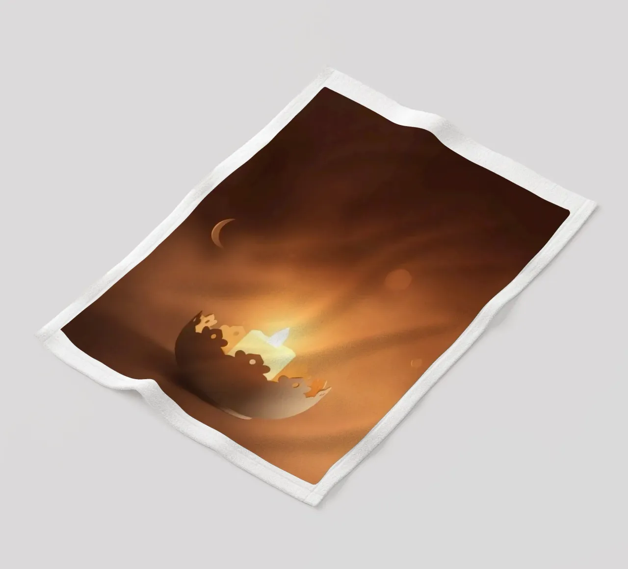 Candela a luce soffusa in un supporto ornato, circondata da un ciuffo di foglie. coperta in pile da DesignDoodle