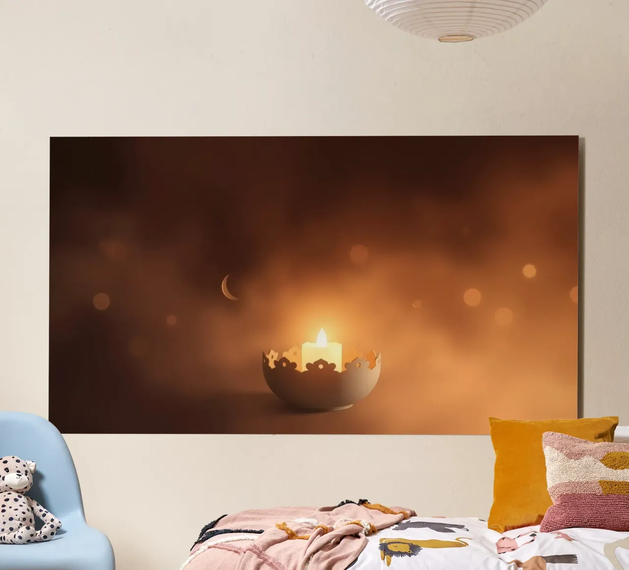 Candela a luce soffusa in un supporto ornato, circondata da un ciuffo di foglie. alluminio dibond da DesignDoodle