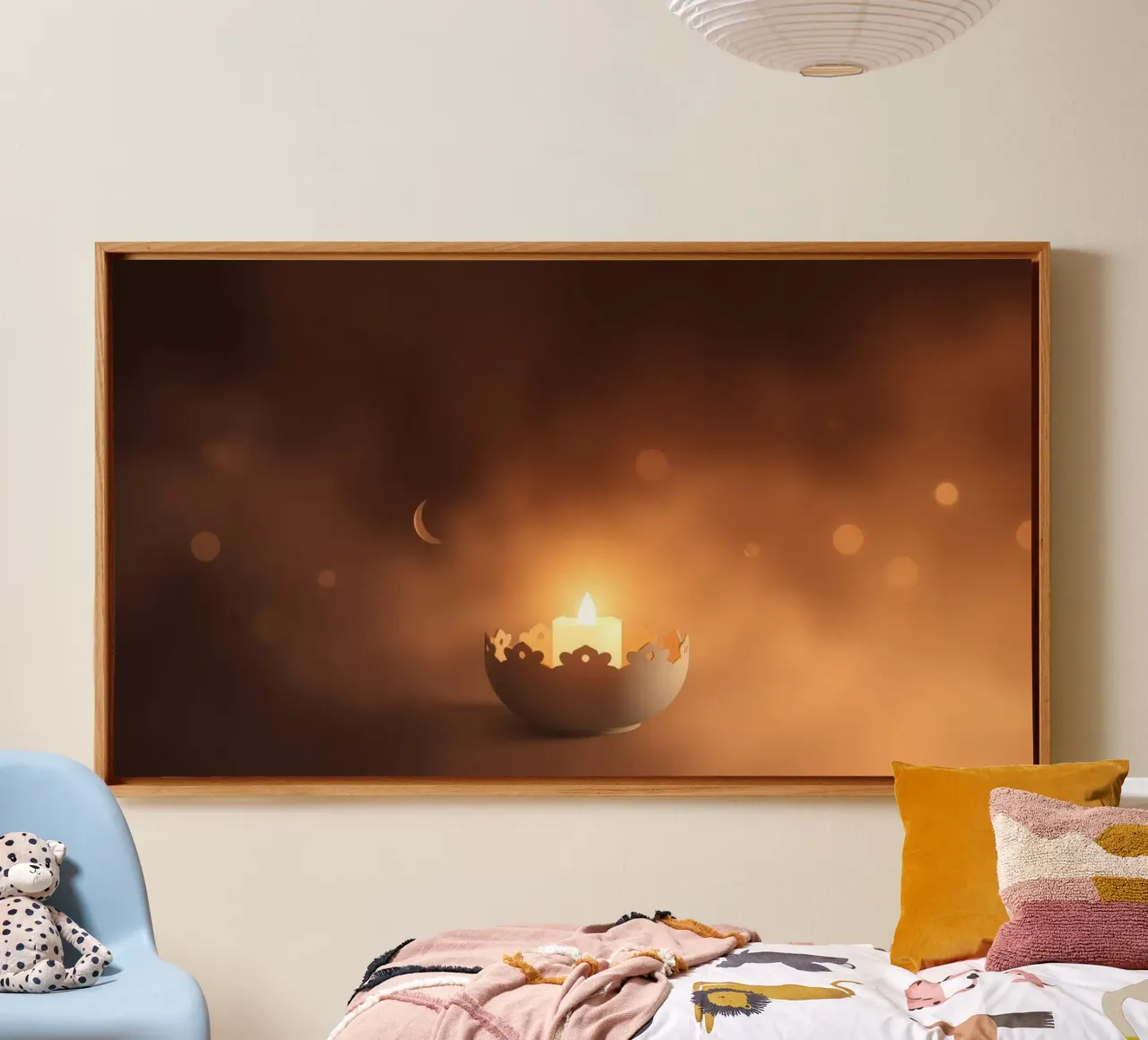 Candela a luce soffusa in un supporto ornato, circondata da un ciuffo di foglie. tela da DesignDoodle